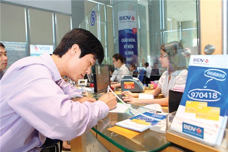 Thừa tiền, thiếu khách, ngân hàng 'vợt' khách của nhau
