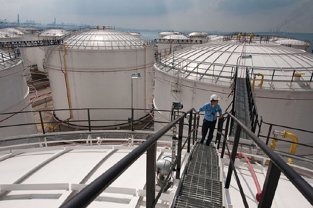 Giá dầu giảm 2% xuống thấp nhất 3 tuần 