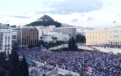 Dân Hy Lạp ồ ạt rút tiền khỏi ngân hàng