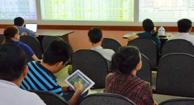  Đứt tay vì “bắt dao rơi” 