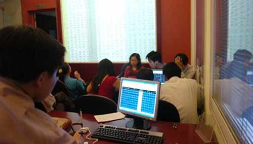 Tiền lại ùn ùn đổ vào chứng khoán