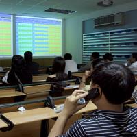 Cổ phiếu ngân hàng đi lùi, bất động sản giằng co