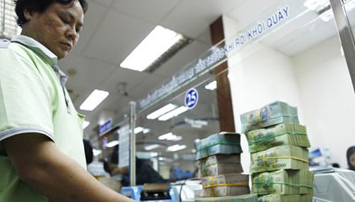 Vì sao lãi suất đột ngột giảm?