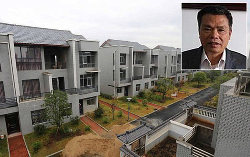 Đại gia xây biệt thự miễn phí cho... hàng xóm