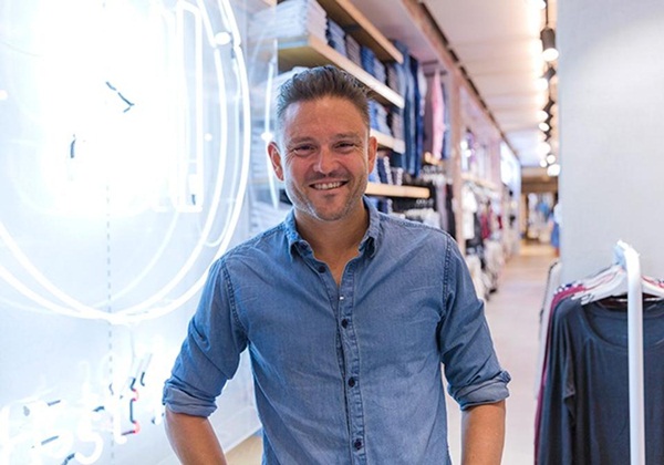 Từ xe tải quần áo nhỏ đến đế chế thời trang tỷ đô