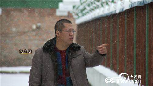 Từng phải ngủ trong quan tài, sống với ếch rừng, nay thành tỷ phú vạn người ngưỡng mộ