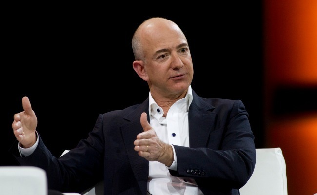 Lý do nào khiến người giàu sụ như Bill Gates, Jeff Bezos cặm cụi rửa bát mỗi tối?