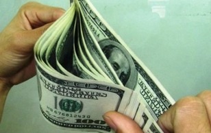 Đồng euro giảm giá thấp nhất so với đồng USD trong gần 5 năm qua