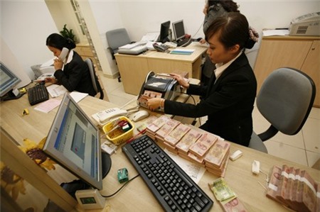 Lãi suất huy động hạ xuống mức thấp kỷ lục