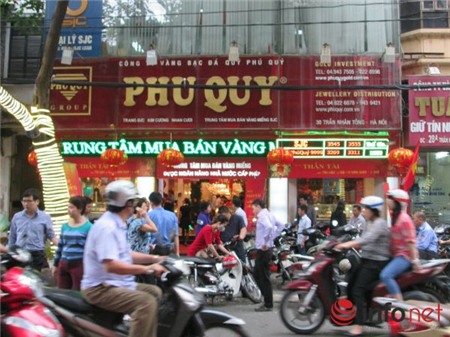 Tranh nhau đặt cọc, “cháy” vàng ngày Thần tài