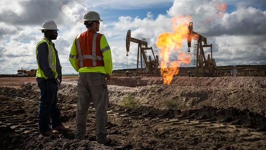 Số giàn khoan giảm, giá dầu của Mỹ tăng trở lại