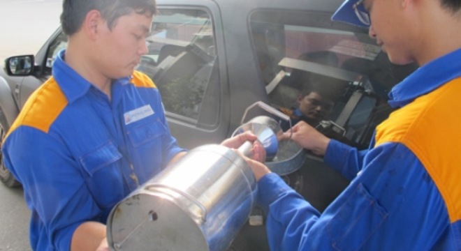  Xăng giảm kỷ lục hơn 2.000 đồng/lít 