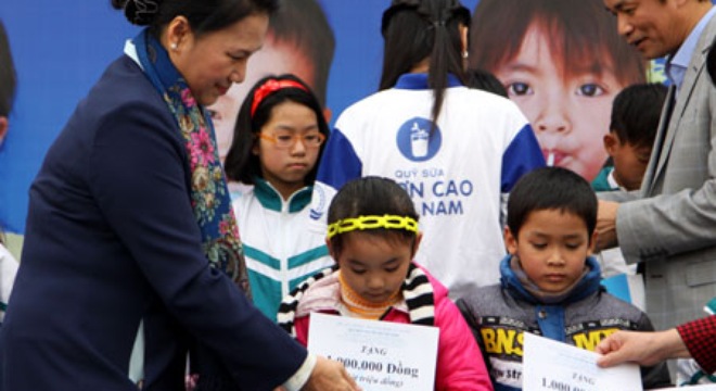  Qũy sữa “Vươn cao Việt Nam” đến với trẻ em nhiễm chất độc da cam Thái Bình  