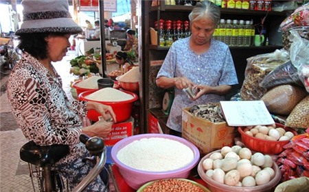 Giá xăng giảm, giá hàng hóa đứng yên: Chờ sự can thiệp của Nhà nước