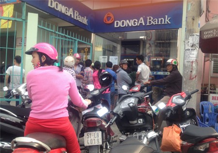Nhiều ATM ngừng phục vụ ngay trước trụ sở ngân hàng