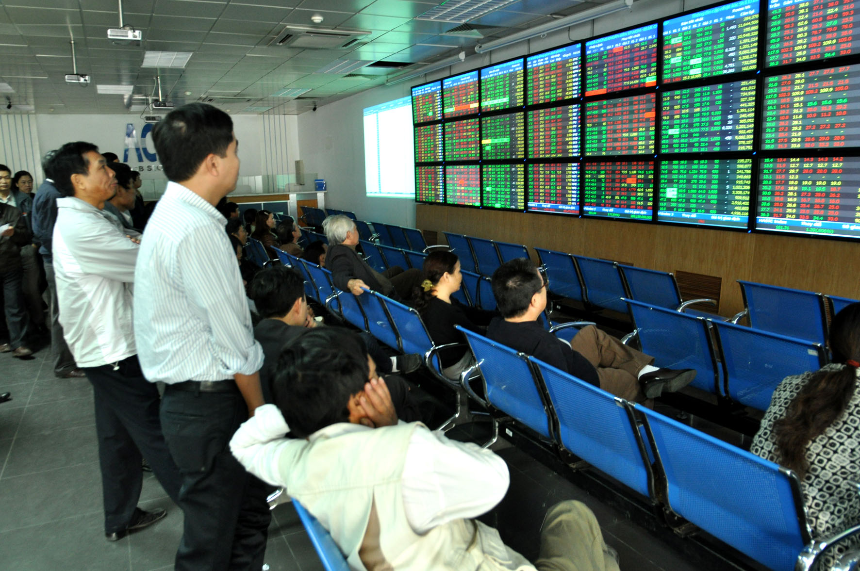 Chịu áp lực chốt lãi, VN-Index nhuốm đỏ cuối phiên