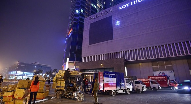  Parkson đột ngột đóng cửa, các quầy hàng chuyển đồ trong đêm 