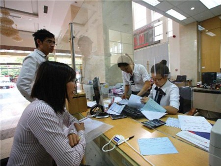 Ông lớn nhà băng so găng bán lẻ