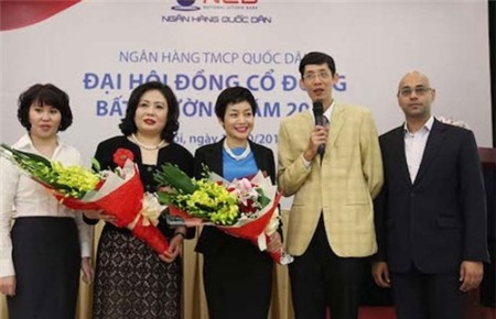 Đại gia bí mật dồn tiền bạc mua ngân hàng