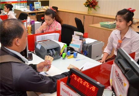 Bung tiền, đè lãi suất để tìm người vay