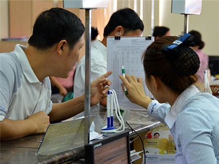 Đua giảm lãi suất tiền gửi