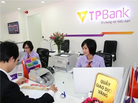 Ngân hàng áp lãi cao cắt cổ với thẻ tín dụng