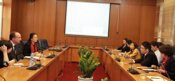 Phó Chủ tịch UBCKNN làm việc với CEO Bộ phận cho vay chứng khoán của Ngân hàng JPMC Darren Measures