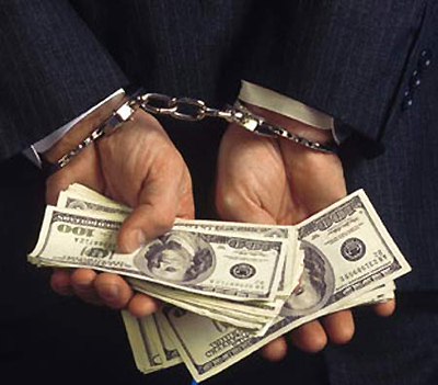 Sếp ngân hàng dùng quái chiêu mượn sổ tiết kiệm để lừa đảo