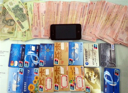 Nghi phạm nước ngoài sản xuất thẻ ATM giả thanh toán tại VN