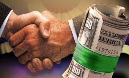 Tiền bẩn chảy vào ngân hàng như thế nào?