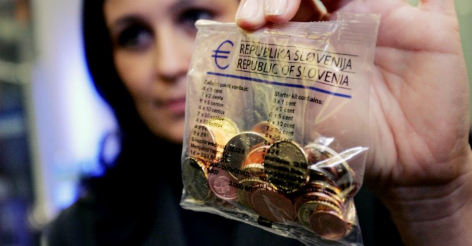 Các ngân hàng trung ương ào ạt “tẩu tán” đồng euro