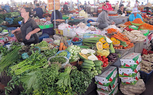 Trục lợi từ giá xăng đến bao giờ?