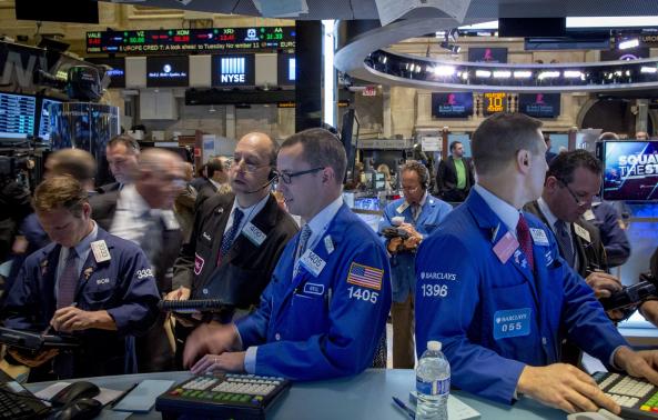 Chỉ số Dow Jones chạm mức kỷ lục mới, cổ phiếu năng lượng giảm theo giá dầu