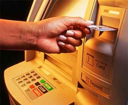 ATM gánh gần 30 loại phí: Lương Việt Nam, phí như Tây