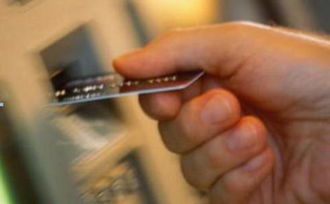 Tăng phí thẻ: Ngân hàng nào mạo hiểm?