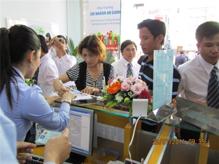 Nhà băng đổ bộ vào bán lẻ