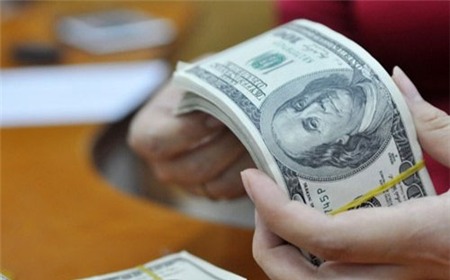 Ổn định tỷ giá và mặt trái tấm huy chương