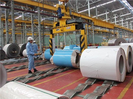 Thép Trung Quốc tràn vào Việt Nam, thép nội lao đao