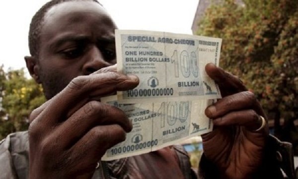 Đồng nội tệ mất giá, 35 triệu tỷ Zimbabwe chỉ đổi được 1 USD
