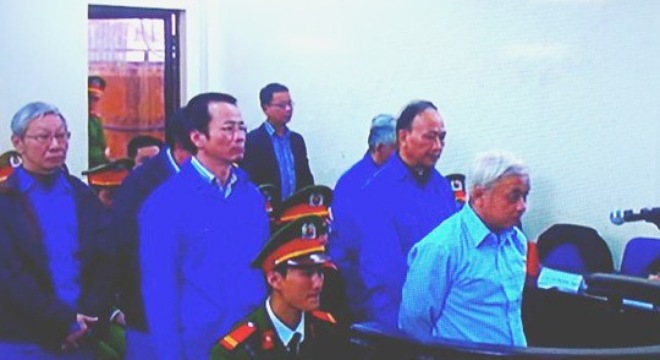  Bầu Kiên đứng bất động nghe tuyên án 