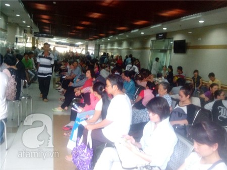 Bệnh viện quá tải, người khám theo diện BHYT đợi mỏi mòn 