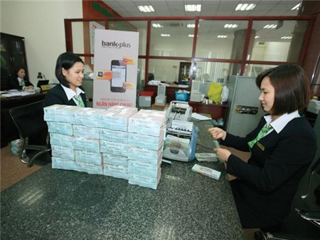 Tiền chảy đi đâu khi lãi suất giảm sâu?