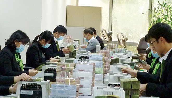 Lãi suất giảm, tiết kiệm chưa ra khỏi nhà băng