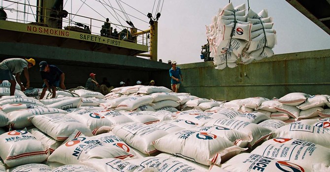 Giá gạo Việt Nam lại cao hơn gạo Thái