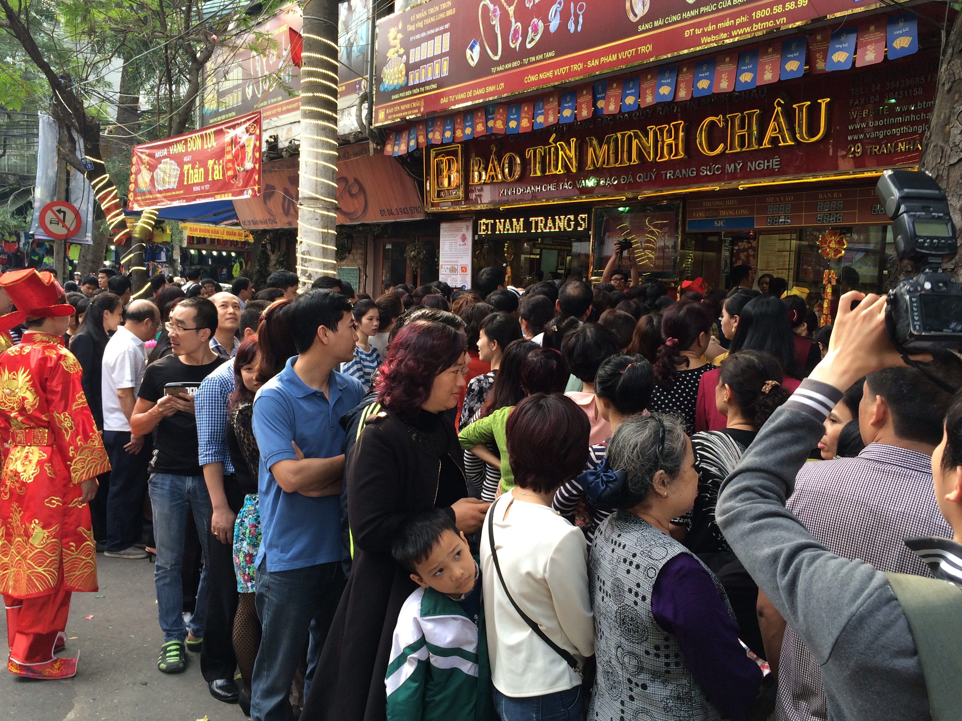 Nhiều cửa hàng cháy vàng vì biển người xếp hàng mua vàng ngày vía Thần Tài