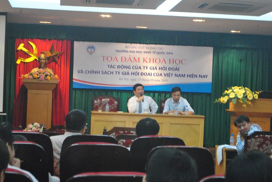 Điều chỉnh tỉ giá có “kích” nợ công, tăng trưởng?