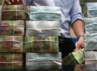 Tiền gửi sụt giảm, ngân hàng khó giảm lãi vay