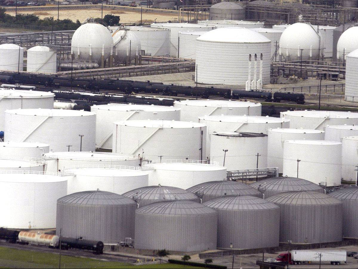 Giá dầu giảm do lượng dầu lưu kho của Mỹ bất ngờ tăng