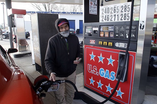 Giá dầu tăng 2% do giá xăng tại Mỹ tăng