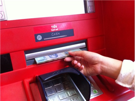 Thu phí thẻ ATM: Hàng loạt khoản trời ơi đất hỡi